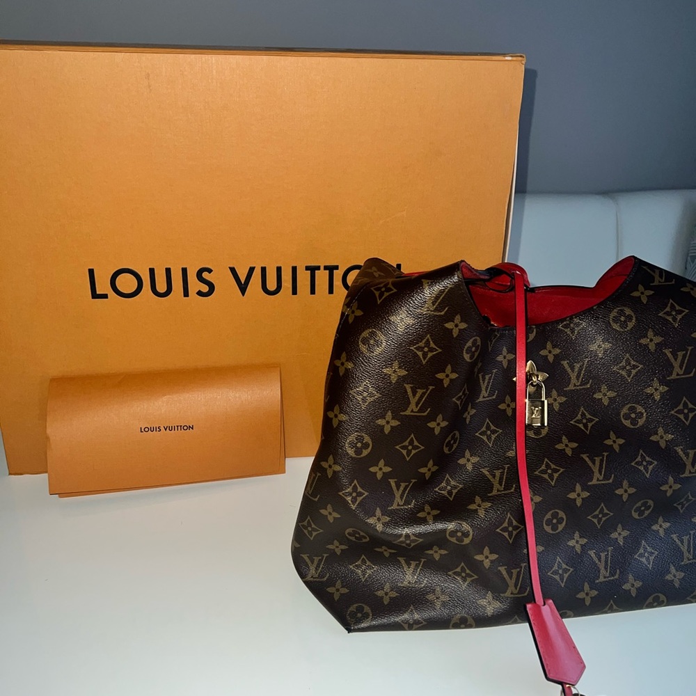 LOUIS VUITTON
Monogram Flower Hobo